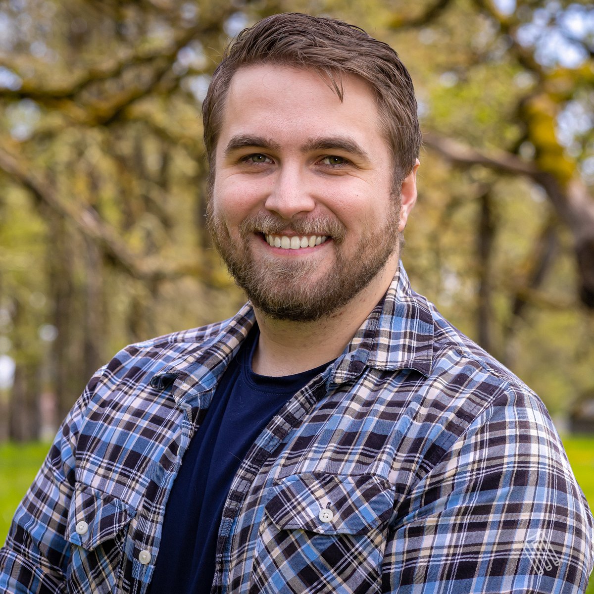 Man with beard, plaid shirt, outdoors, color